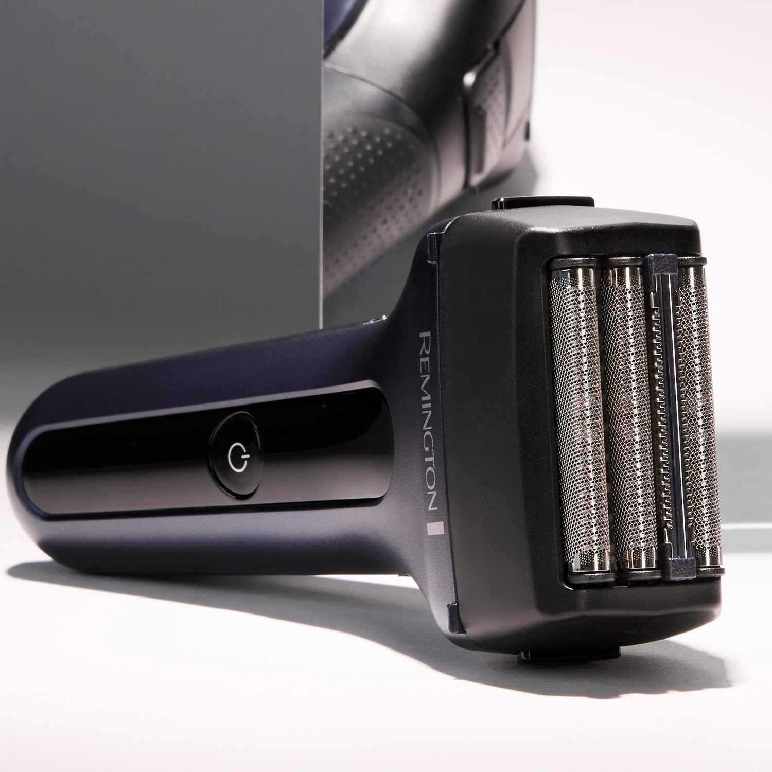 Remington Men's Electric Shaver Foil Shaver F7 Long Hair Trimmer + 3-Day Beard Attachment F7000